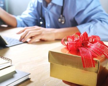 Gifts Worthy of Giving to your Coworkers this Season
